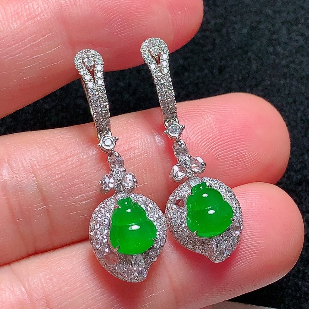 ️18k金镶嵌冰种阳绿葫芦耳坠，种老水头好，又冰又润，饱满无裂：34.2/11/6.5mm裸石：7.5/6.6/2.2mm，编号