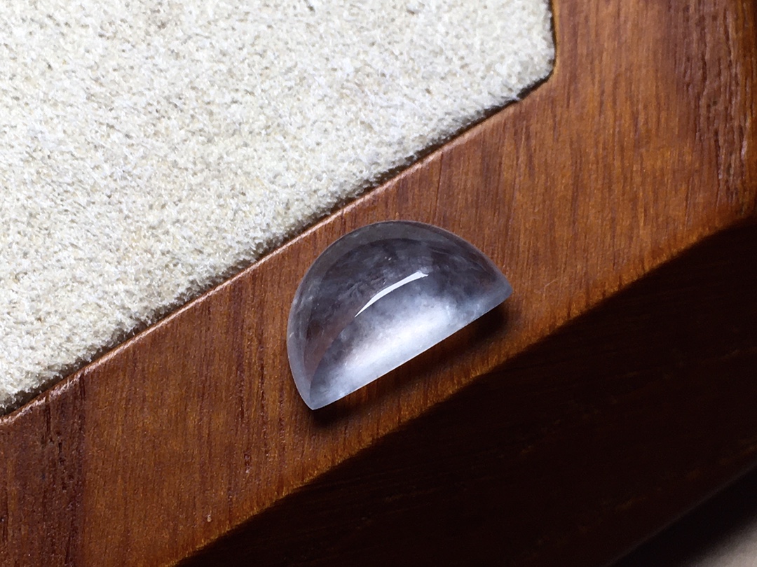 ️ 马鞍形，冰透感十足，白皙透亮，无裂，尺寸12.6/7.6/4.6