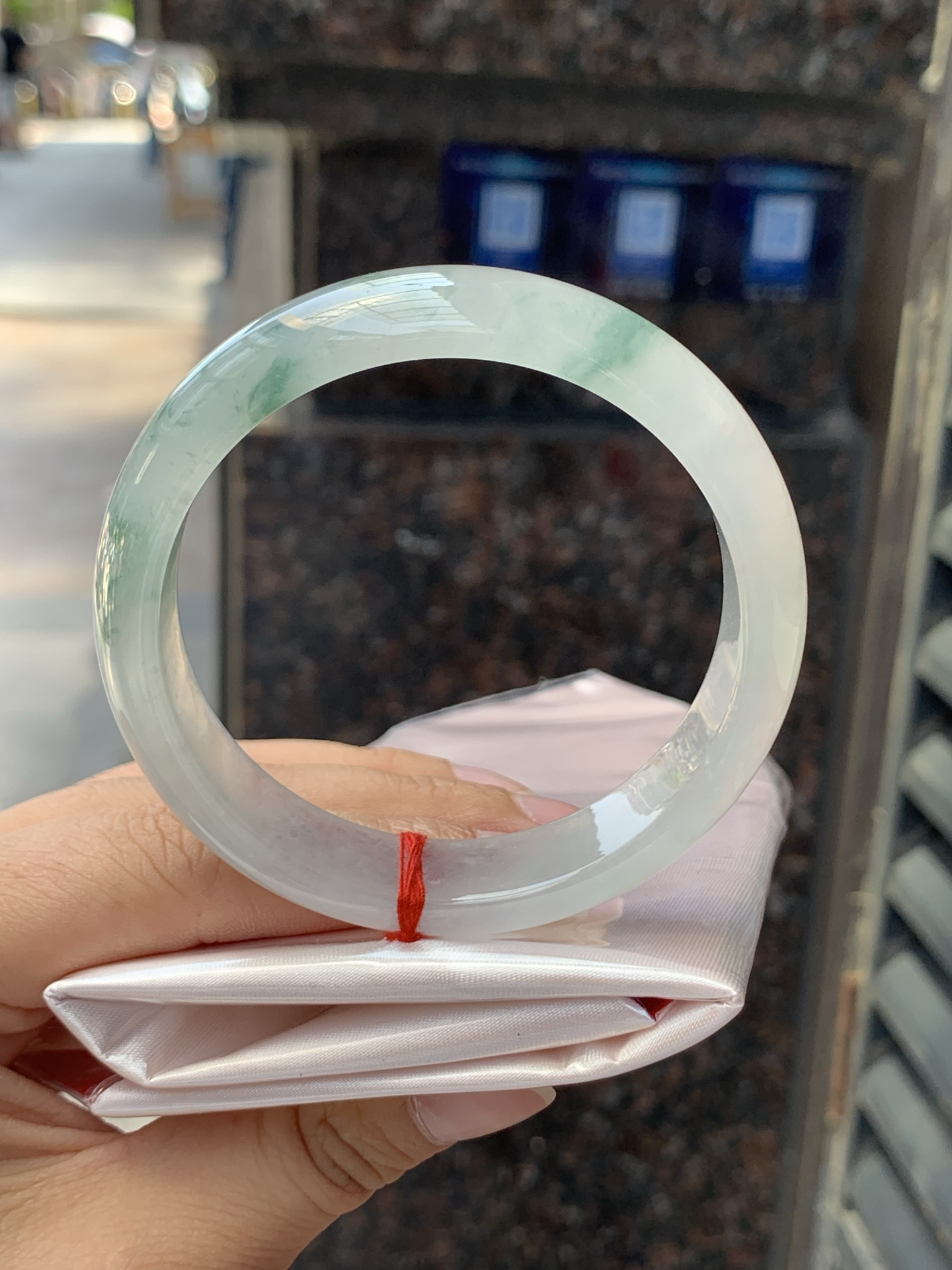 冰飘花正圈，57.6/13.9/7.5，0425-N483，无裂，打灯棉线，底妆冰透细腻，冰底中开出了朵朵兰花，飘花灵动飘逸，半山半水，勾勒出一幅唯美诗意的山水意境画，古典优雅。