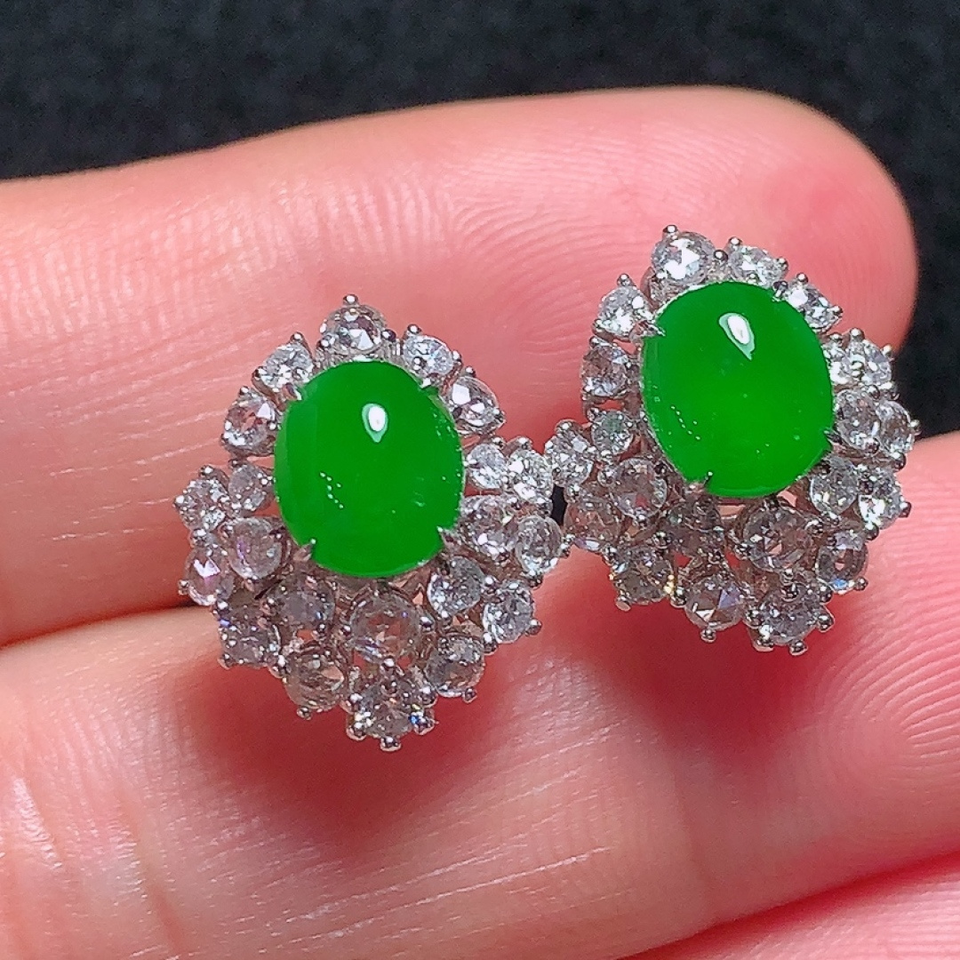 ️18k金镶嵌冰种正阳绿蛋面耳钉，色泽艳丽，种老水头好，又冰又润，饱满无裂：15.1/13.2/10.2mm裸石：7/6.2/3mm，编号