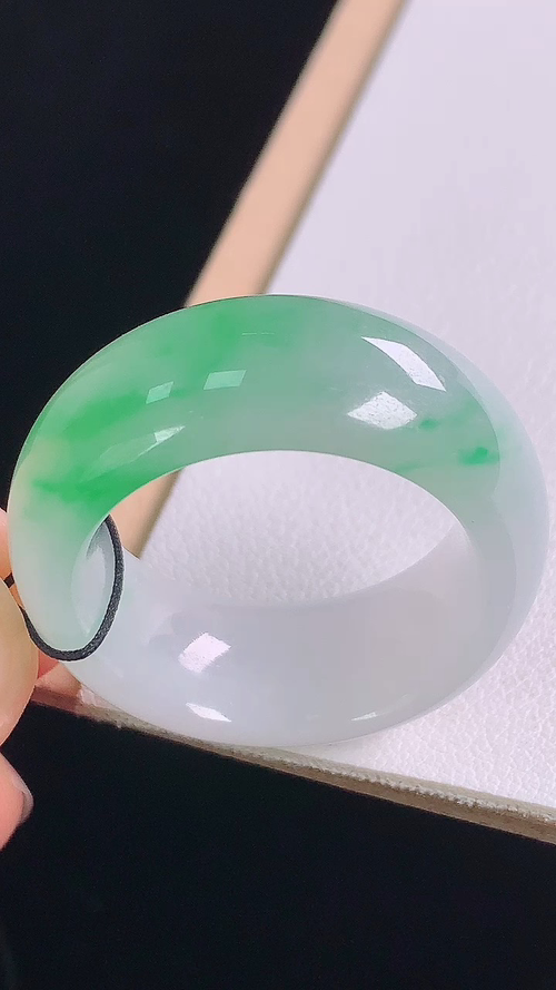 ️冰飘绿指环，无裂，尺寸:圈口28/21.6-11.7-5.5mm