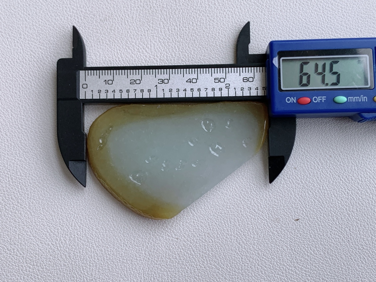 ️冰黄翡/牌子料/片料/板料/特色料，可做牌子、人物、山水、动物、花件……等推荐参考，64.5/42.6/6.3，38.4克，霜凝冰魄里，暖染玉脂边。如将初雪融于溪畔，又落一抹夕照染边，这方冰黄翡料自带清冷与暖柔交织的禅意。冰底莹润似霜，边缘的暖黄似落日轻吻溪岸，清宁中藏着温柔暖意，将山野晨昏的意趣凝于方寸之间。