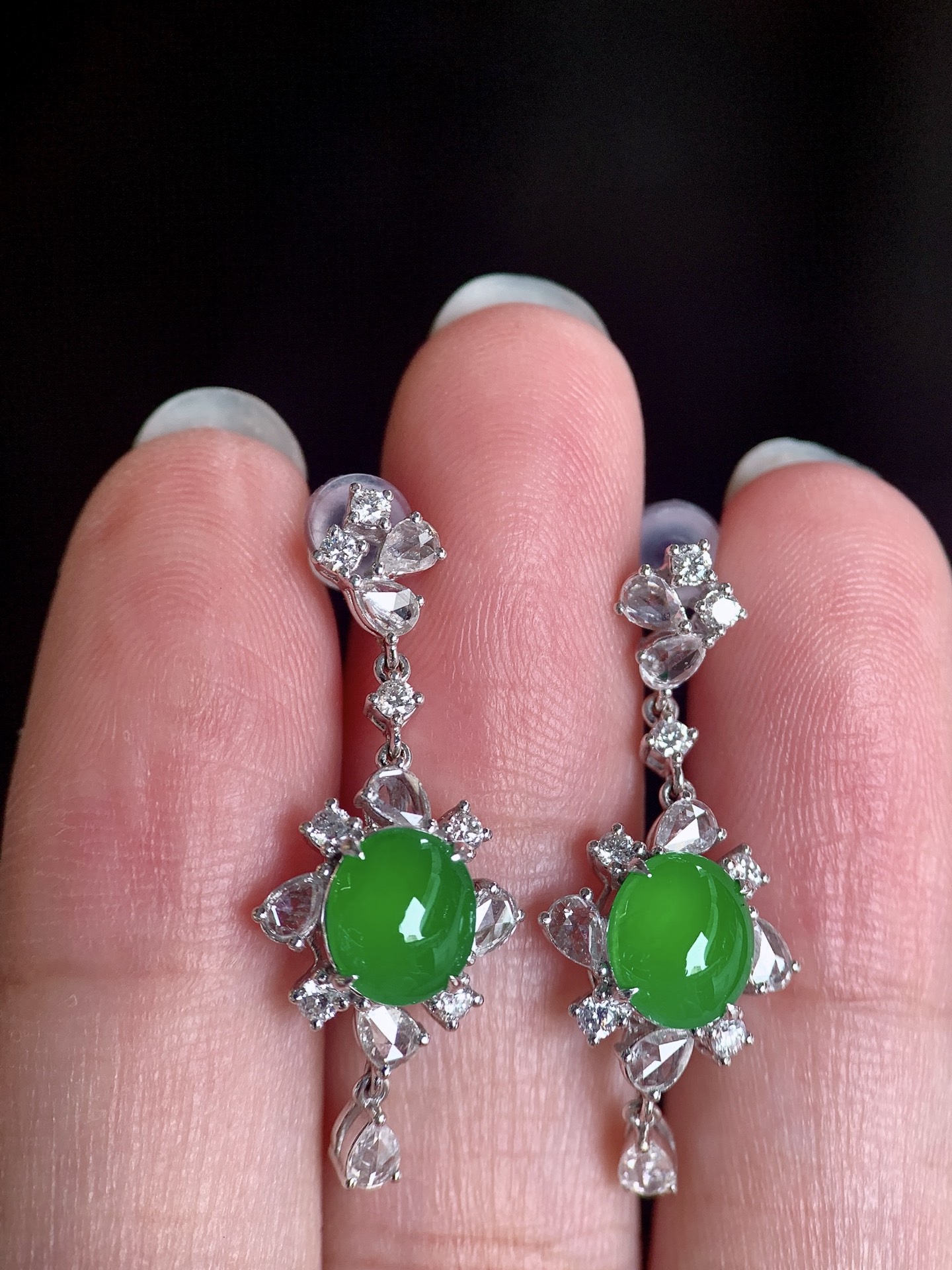 ️ 18k金镶嵌绿蛋面耳坠，灵动摇曳，诠释东方雅致，尺寸30.2×12×6.5，裸石7.3×7×2.4