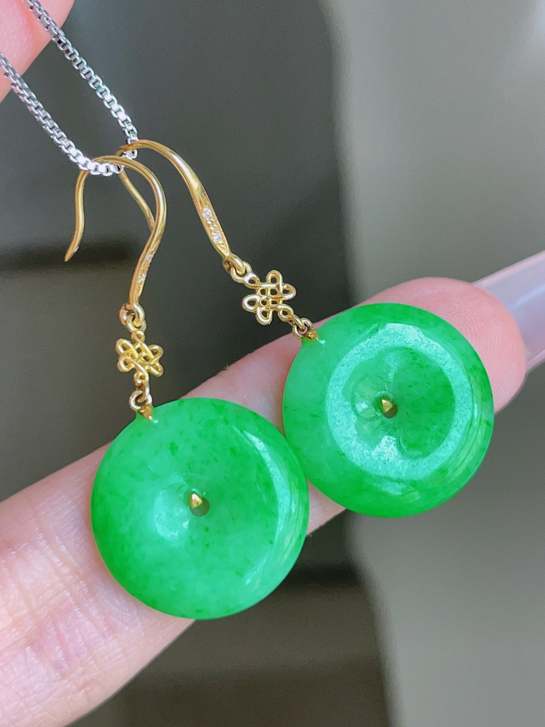 ️ 冰阳绿平安扣耳坠，色泽鲜艳，种老水润，18k金镶嵌 33/16.1/3