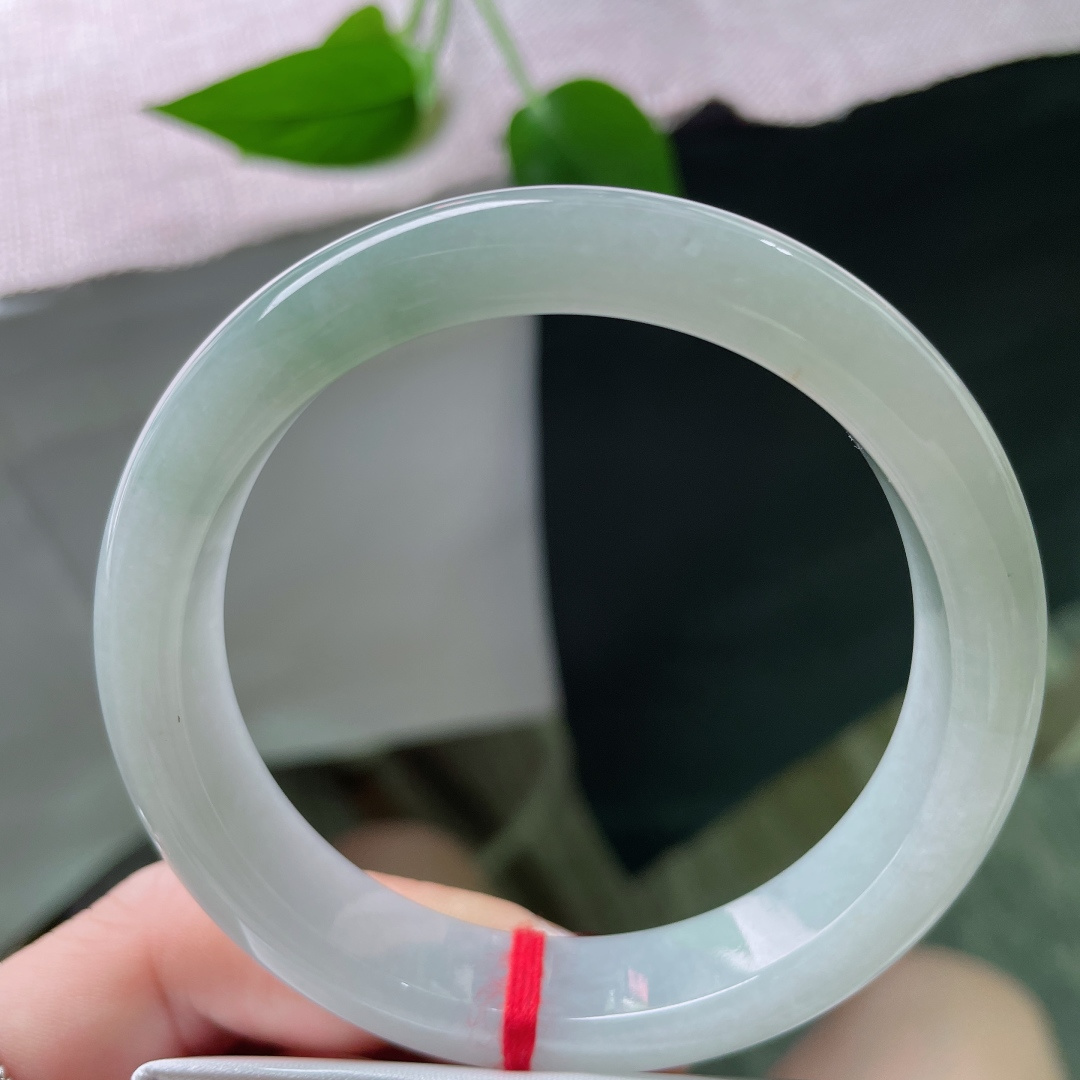 58.1/12.6/8.2，浅绿底正圈，肉质细腻干净，清爽自然，落落大方，无裂，ss51979a