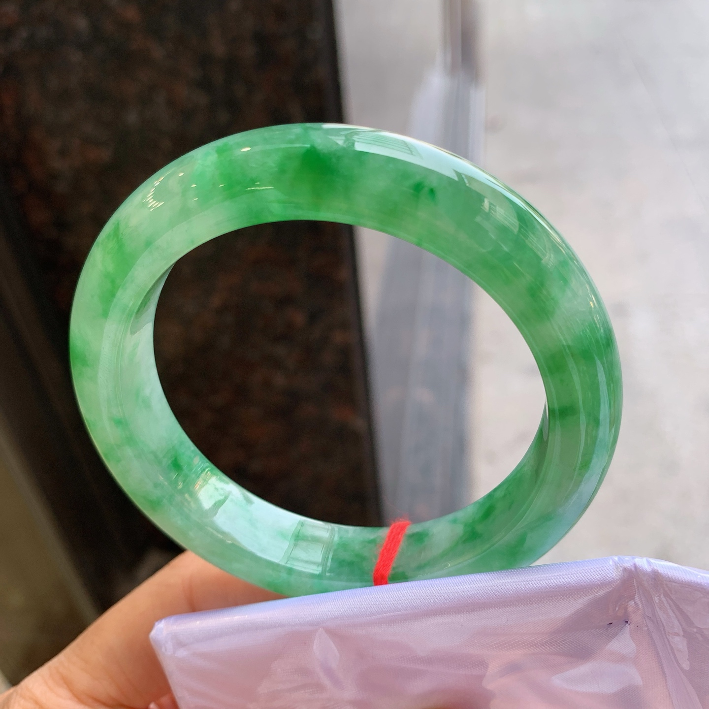 正圈冰种飘花 微晶体结构 尺寸：58.6/12.6/9.6 色好