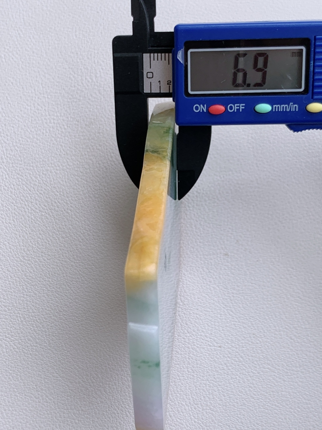 ️冰飘花/冰黄翡/牌子料/片料/板料/特色料，可做牌子、人物、山水、动物、花件……等推荐参考，95.6/54.2/6.9，102.3克，材料优选，紫凝霞彩，翠染云痕，黄融夕照。这方特色料，如将暮春的霞、山涧的云与溪畔的夕照，一同凝于玉间。冰润底色晕染淡紫，飘花似流云漫过，边缘的暖黄如落日轻吻溪岸，清灵中带着三彩交织的层次，将天地间的斑斓意趣，藏进这一方玉料里。