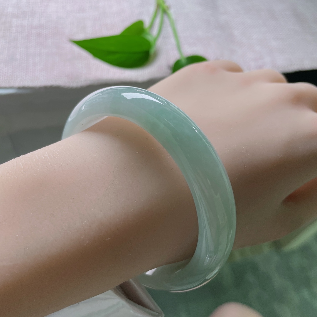 58.1/12.6/8.2，浅绿底正圈，肉质细腻干净，清爽自然，落落大方，无裂，ss51979a