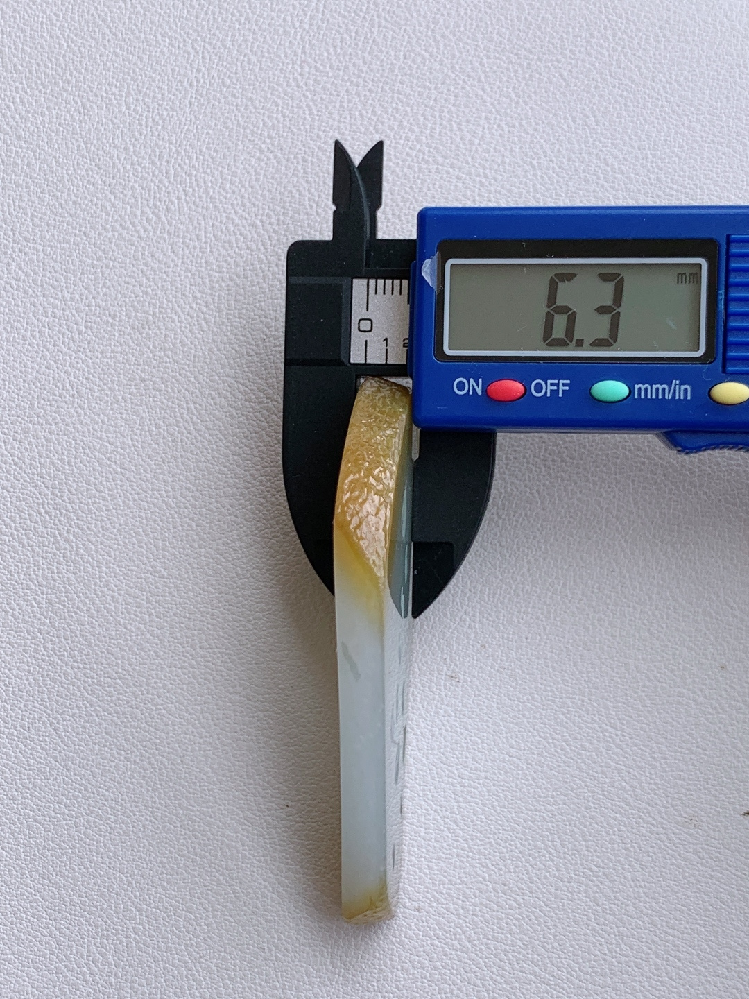 ️冰黄翡/牌子料/片料/板料/特色料，可做牌子、人物、山水、动物、花件……等推荐参考，64.5/42.6/6.3，38.4克，霜凝冰魄里，暖染玉脂边。如将初雪融于溪畔，又落一抹夕照染边，这方冰黄翡料自带清冷与暖柔交织的禅意。冰底莹润似霜，边缘的暖黄似落日轻吻溪岸，清宁中藏着温柔暖意，将山野晨昏的意趣凝于方寸之间。