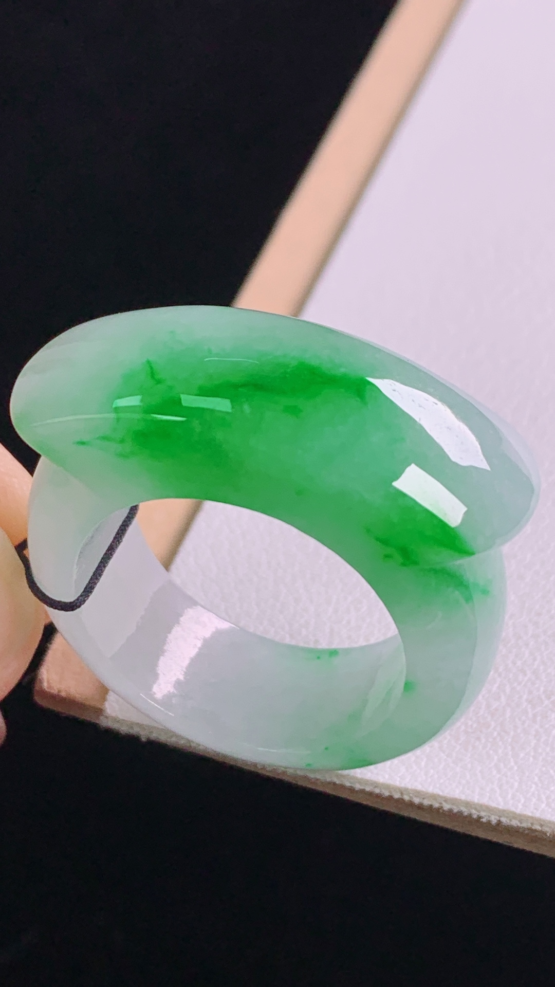 ️冰飘绿扳指，色辣色艳，底子细腻，无裂，尺寸:20.3/10.9/7.0mm，编号21