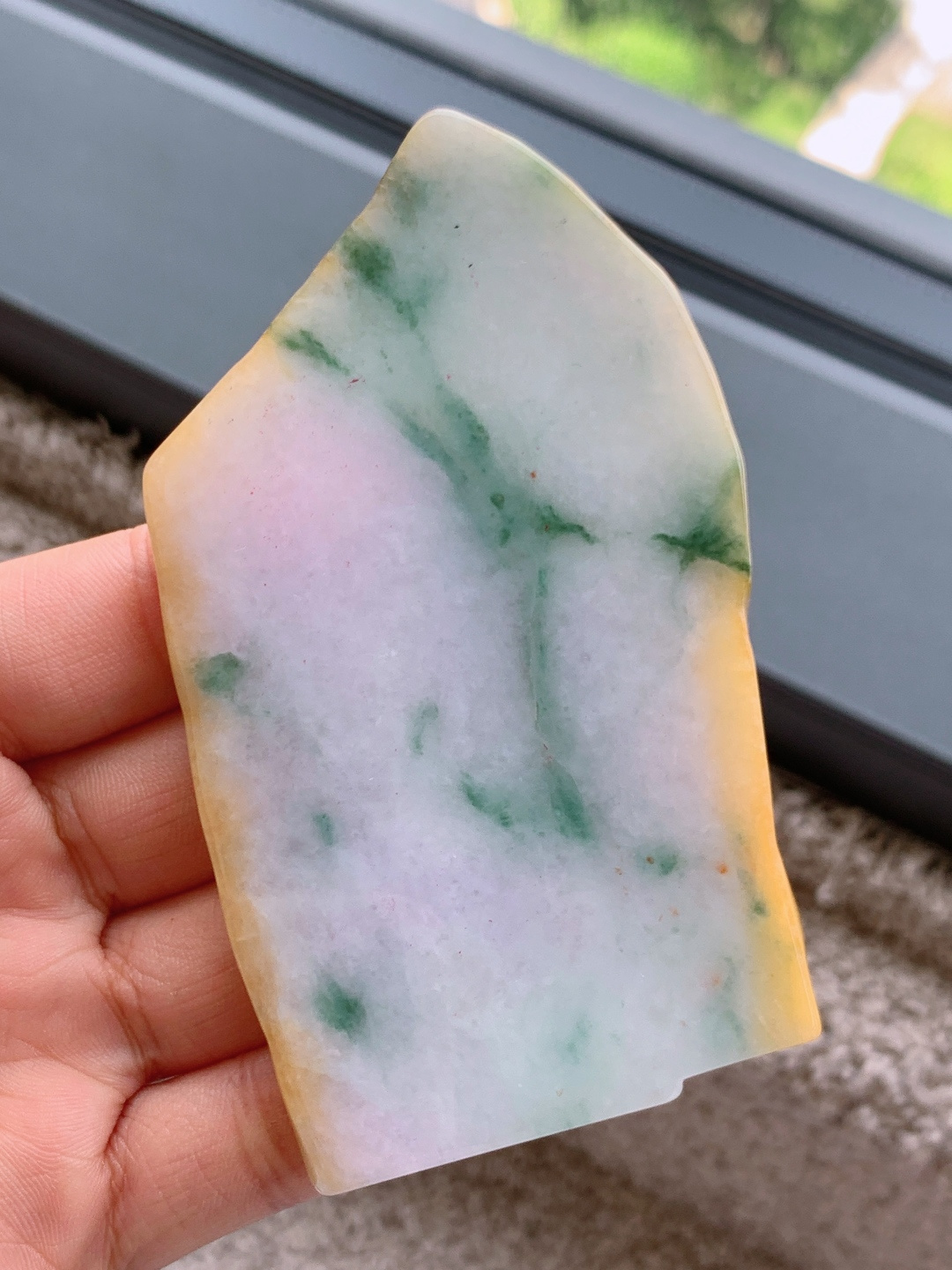 ️冰飘花/冰黄翡/牌子料/片料/板料/特色料，可做牌子、人物、山水、动物、花件……等推荐参考，95.6/54.2/6.9，102.3克，材料优选，紫凝霞彩，翠染云痕，黄融夕照。这方特色料，如将暮春的霞、山涧的云与溪畔的夕照，一同凝于玉间。冰润底色晕染淡紫，飘花似流云漫过，边缘的暖黄如落日轻吻溪岸，清灵中带着三彩交织的层次，将天地间的斑斓意趣，藏进这一方玉料里。