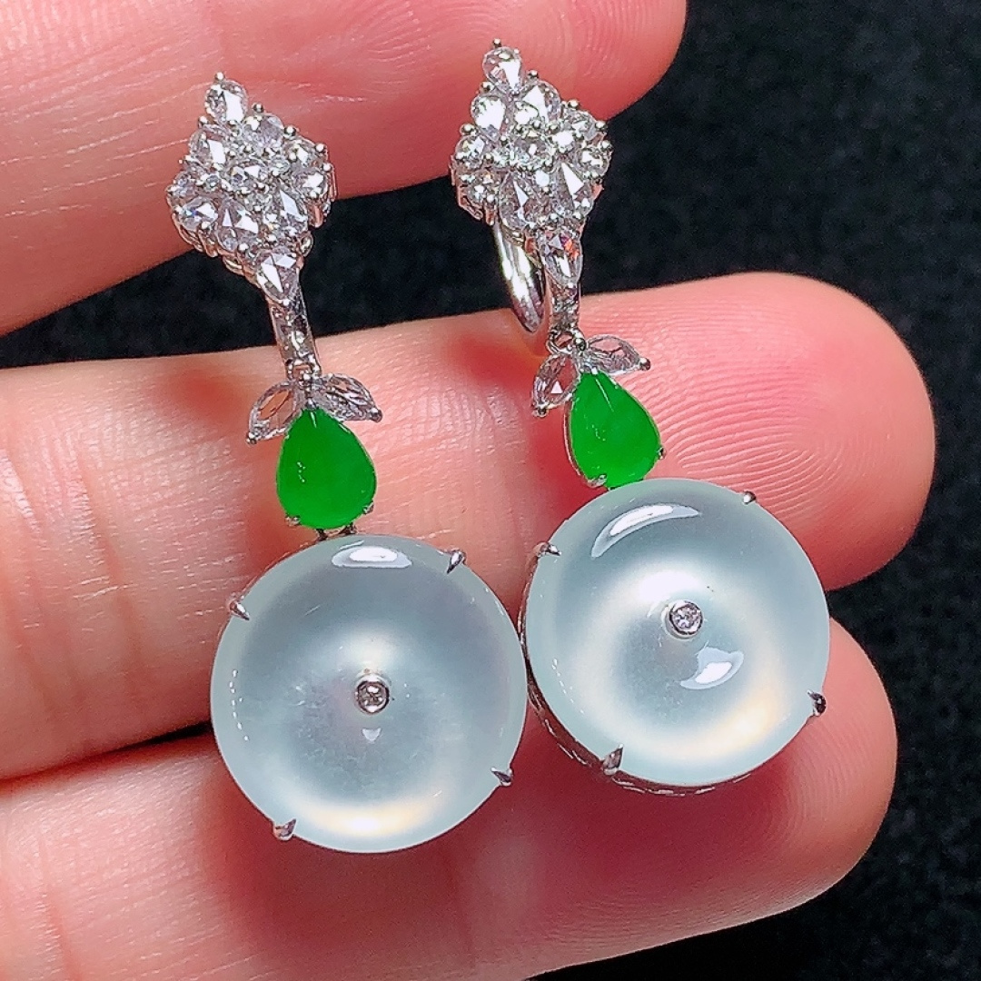 ️18k金镶嵌冰种高质量平安扣耳坠，种老水头好，又冰又润，饱满无裂：35.4/14.1/7.4mm裸石：13.9/2.4mm，编号