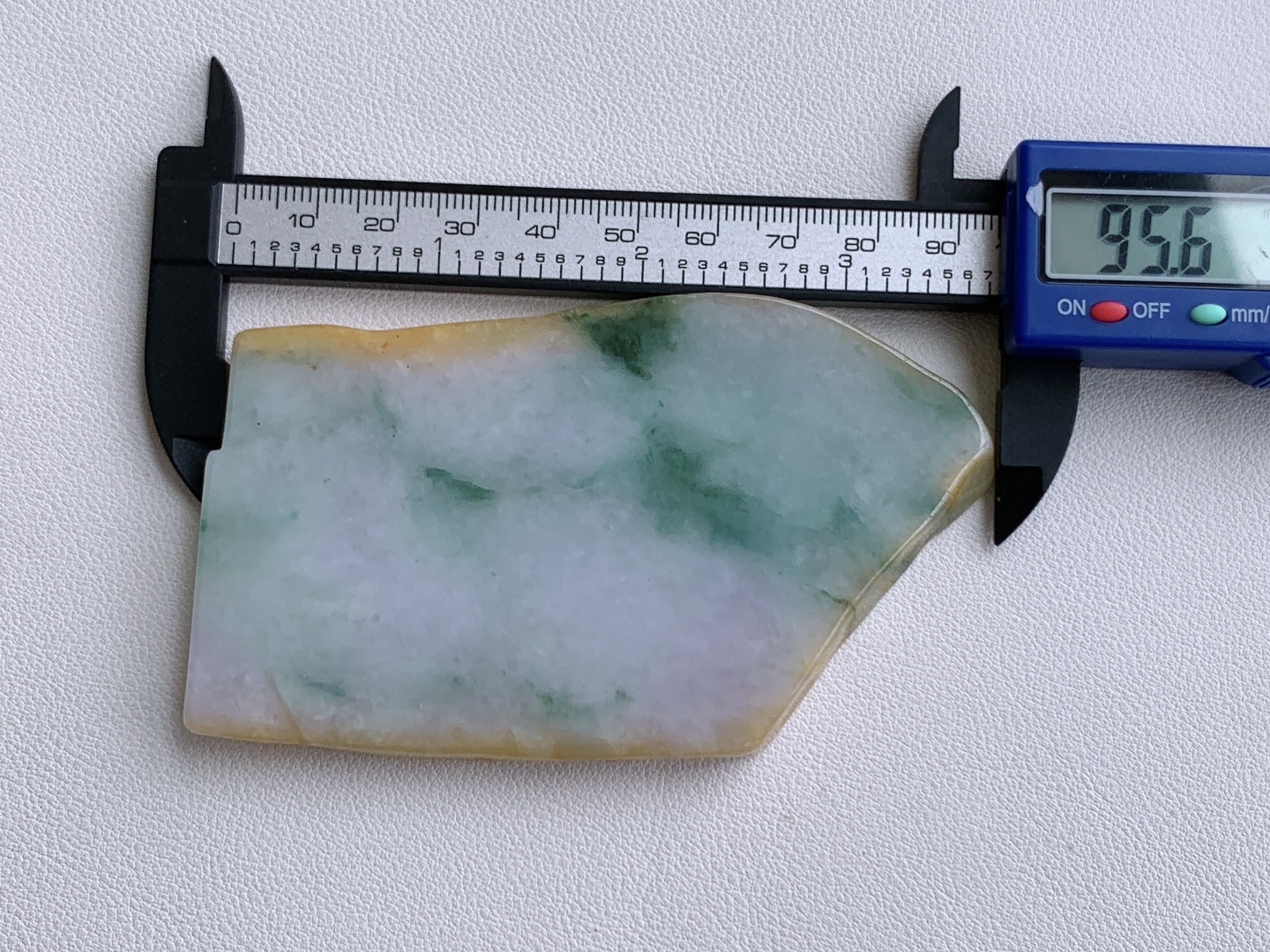 ️冰飘花/冰黄翡/牌子料/片料/板料/特色料，可做牌子、人物、山水、动物、花件……等推荐参考，95.6/54.2/6.9，102.3克，材料优选，紫凝霞彩，翠染云痕，黄融夕照。这方特色料，如将暮春的霞、山涧的云与溪畔的夕照，一同凝于玉间。冰润底色晕染淡紫，飘花似流云漫过，边缘的暖黄如落日轻吻溪岸，清灵中带着三彩交织的层次，将天地间的斑斓意趣，藏进这一方玉料里。