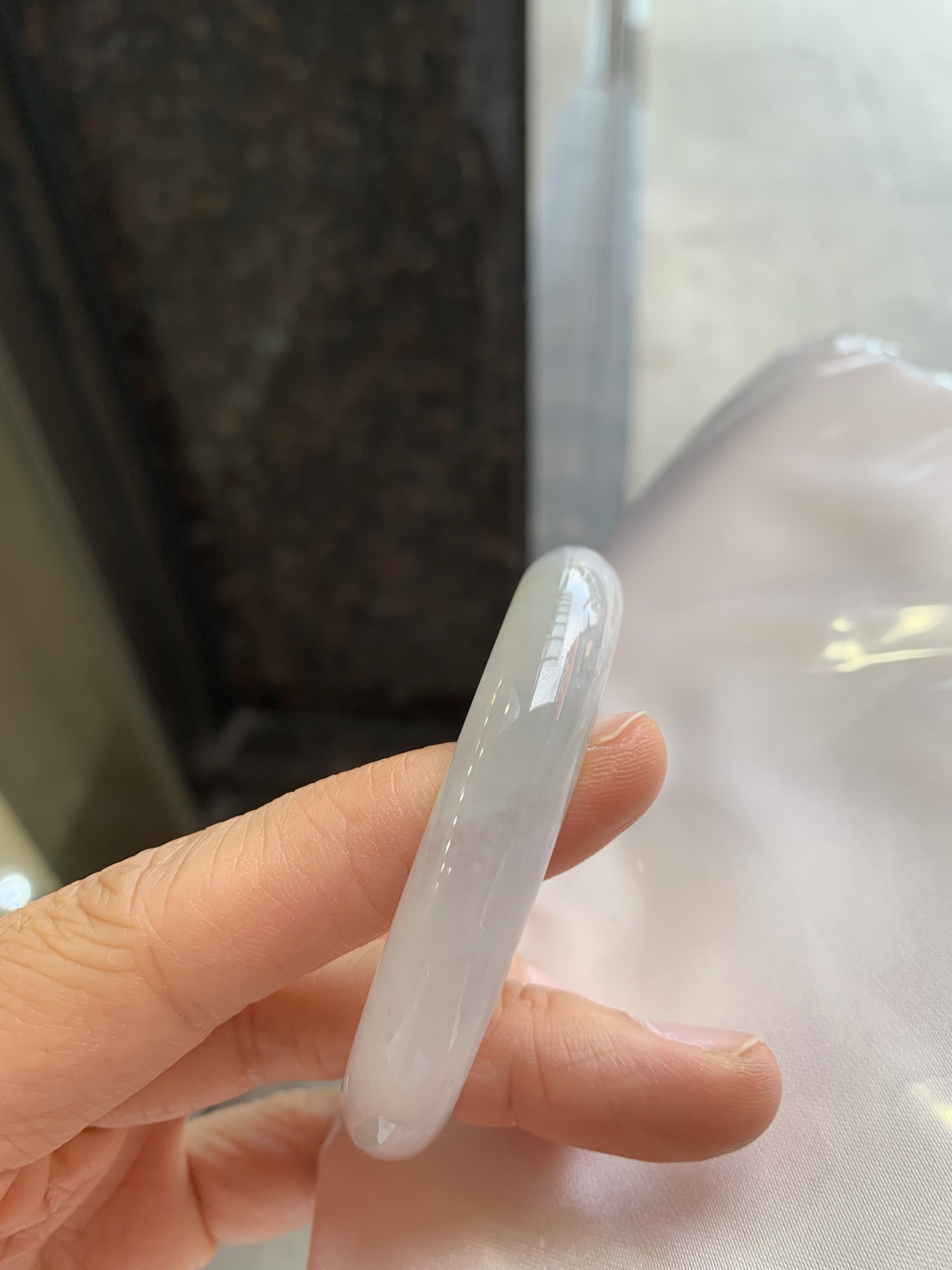 贵妃冰黄翡飘花，有纹，尺寸：55/48/11.4/7，冰润