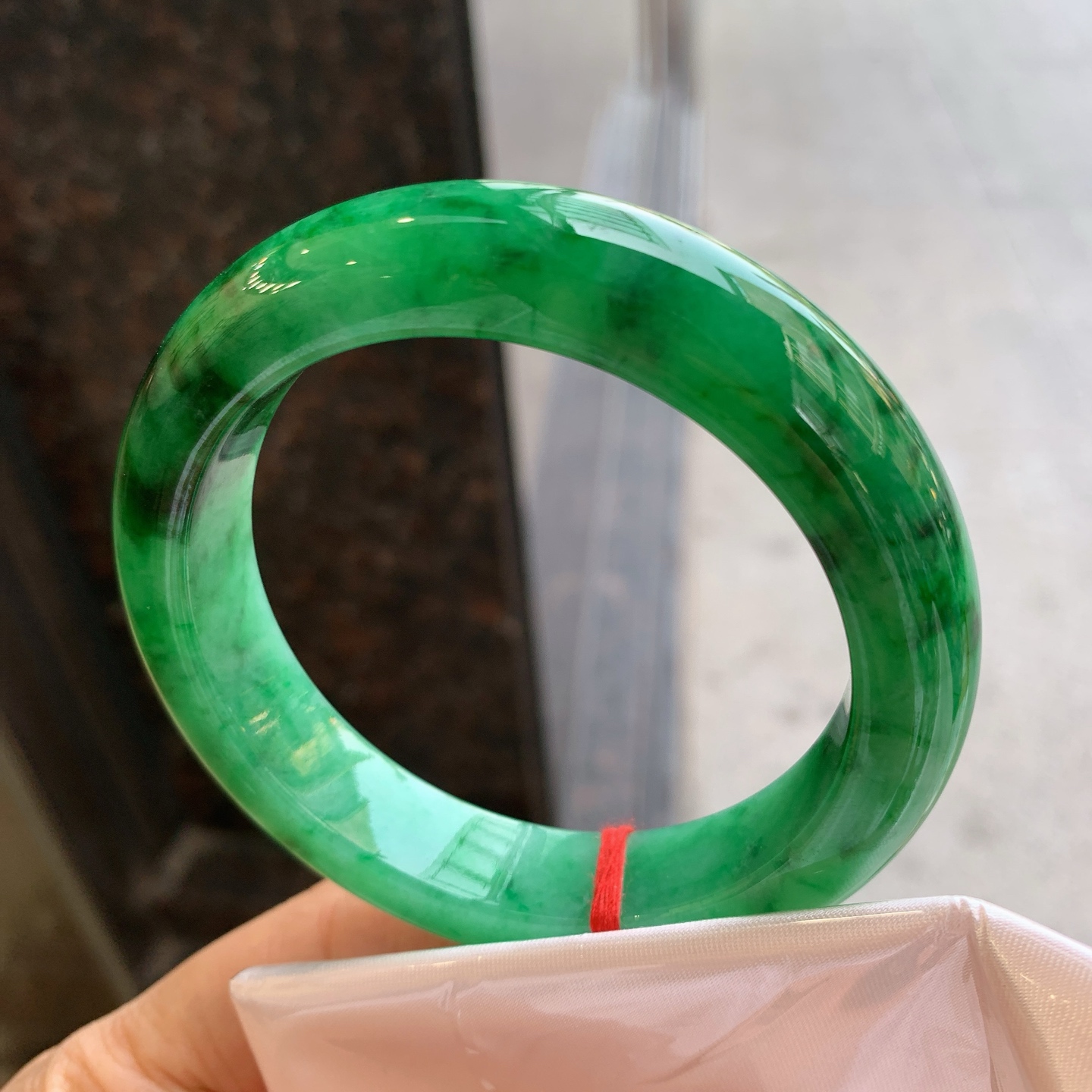 正圈满色，表皮微瑕疵，尺寸：58.3/13.5/10，色辣