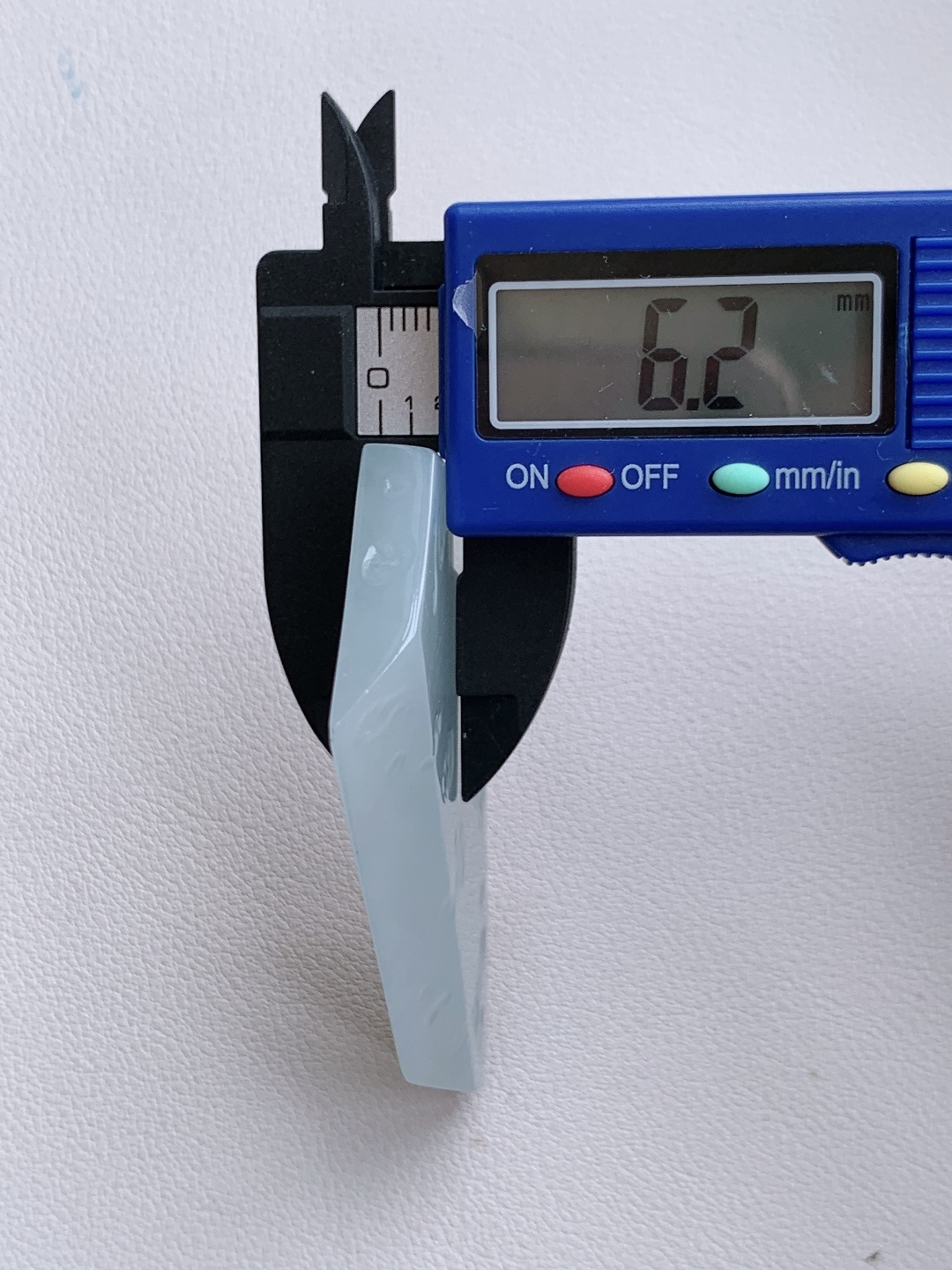 ️白冰/牌子料/片料/板料/特色料，可做牌子、人物、山水、动物、花件……等推荐参考，76.8/44.3/6.2，38.7克，冰魄凝清露，玉心映月华。如将寒潭月色凝于方寸，这方白冰料自带清透空灵的禅意，冰底莹润似霜，柔光内敛如月华，不染一丝尘杂，以极简的清宁，诠释着玉石的纯粹之美。