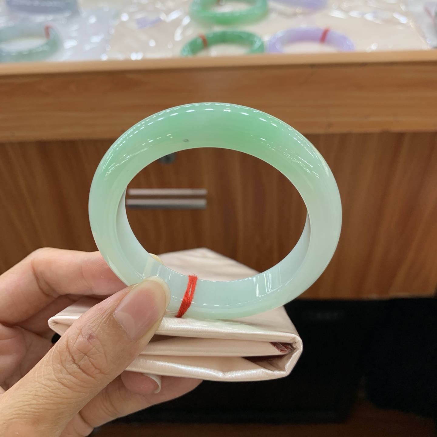 042329WZY 飘绿正圈翡翠手镯 54.6-12.7-9.1