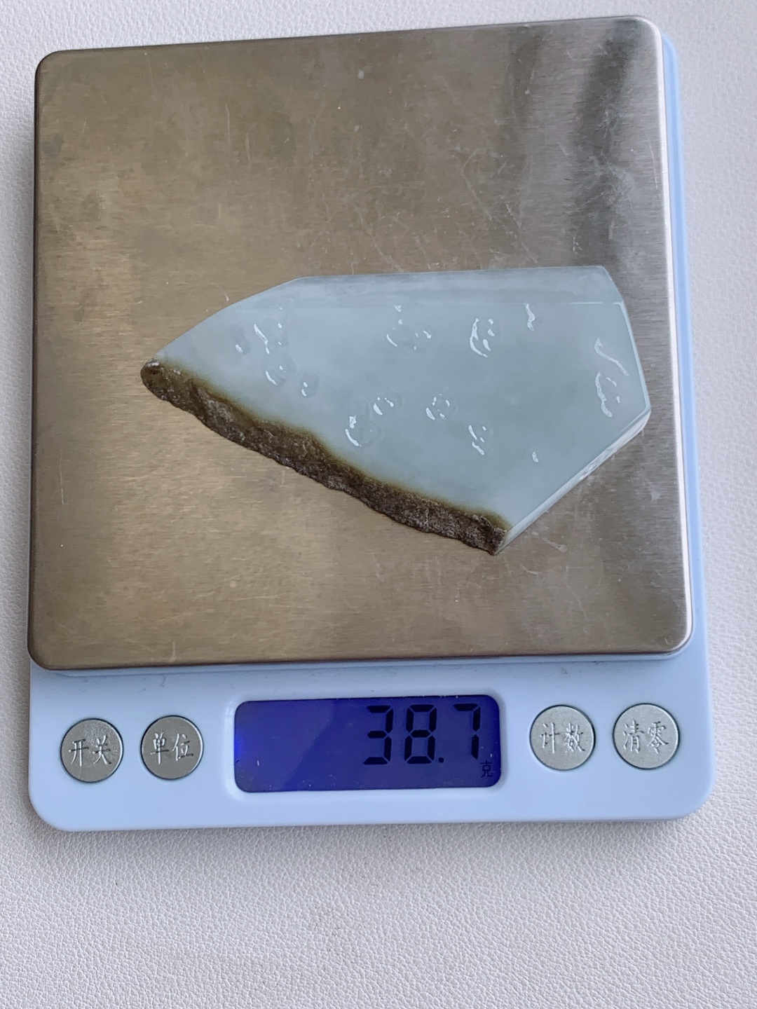 ️白冰/牌子料/片料/板料/特色料，可做牌子、人物、山水、动物、花件……等推荐参考，76.8/44.3/6.2，38.7克，冰魄凝清露，玉心映月华。如将寒潭月色凝于方寸，这方白冰料自带清透空灵的禅意，冰底莹润似霜，柔光内敛如月华，不染一丝尘杂，以极简的清宁，诠释着玉石的纯粹之美。