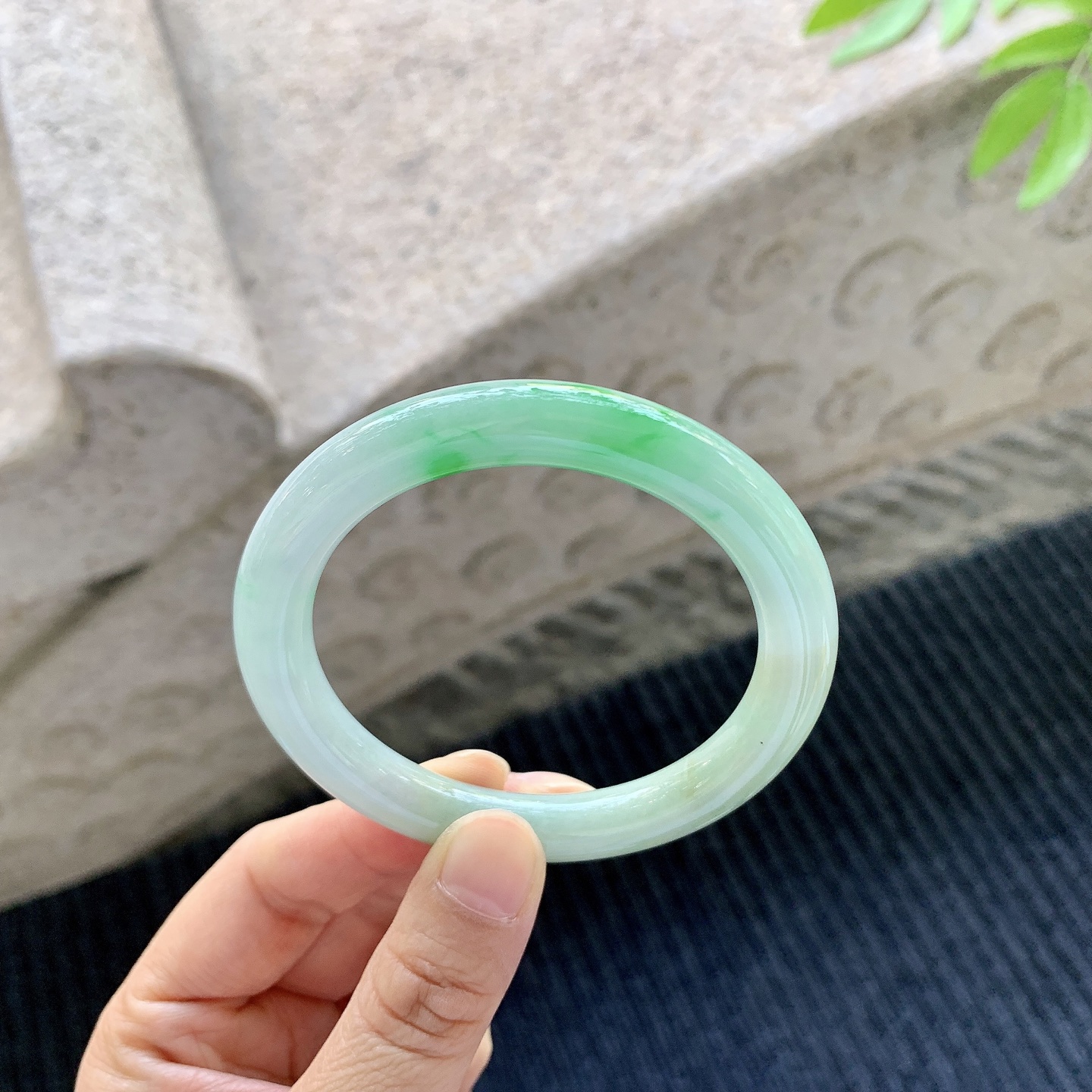 圆条53 54，圈口54/8.7/9，编码BA080471，描述飘绿，水润，种老，细腻，打灯有棉线
