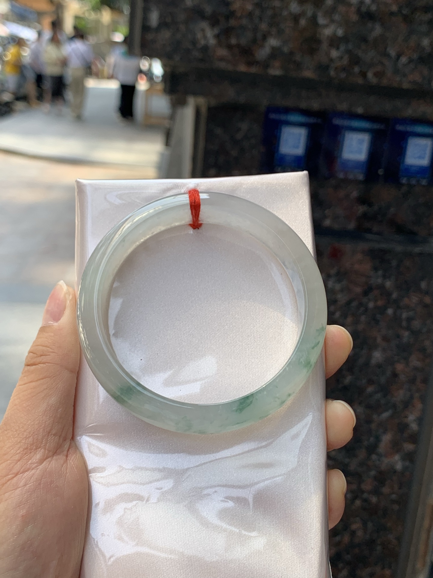 冰飘花正圈，57.6/13.9/7.5，0425-N483，无裂，打灯棉线，底妆冰透细腻，冰底中开出了朵朵兰花，飘花灵动飘逸，半山半水，勾勒出一幅唯美诗意的山水意境画，古典优雅。