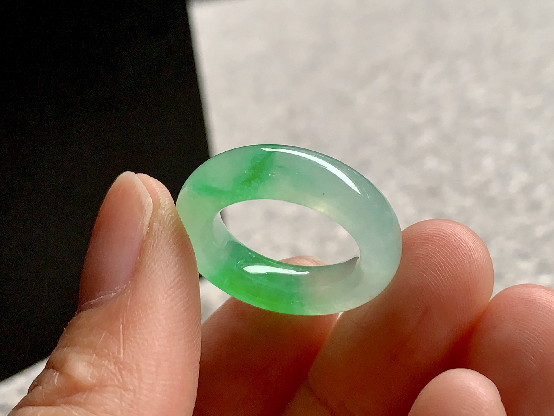 ️ 手指间一抹绿•翡翠戒圈，尺寸6.1×5.1内径16.4圈口11