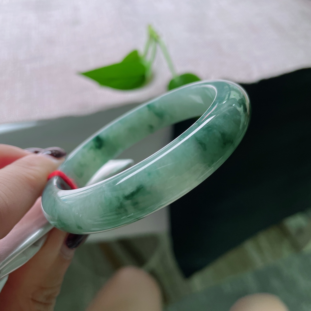 57/12.3/7.8，飘花正圈，水润细腻，佩戴沉稳内敛，不失大气婉约，无裂，ss51334a