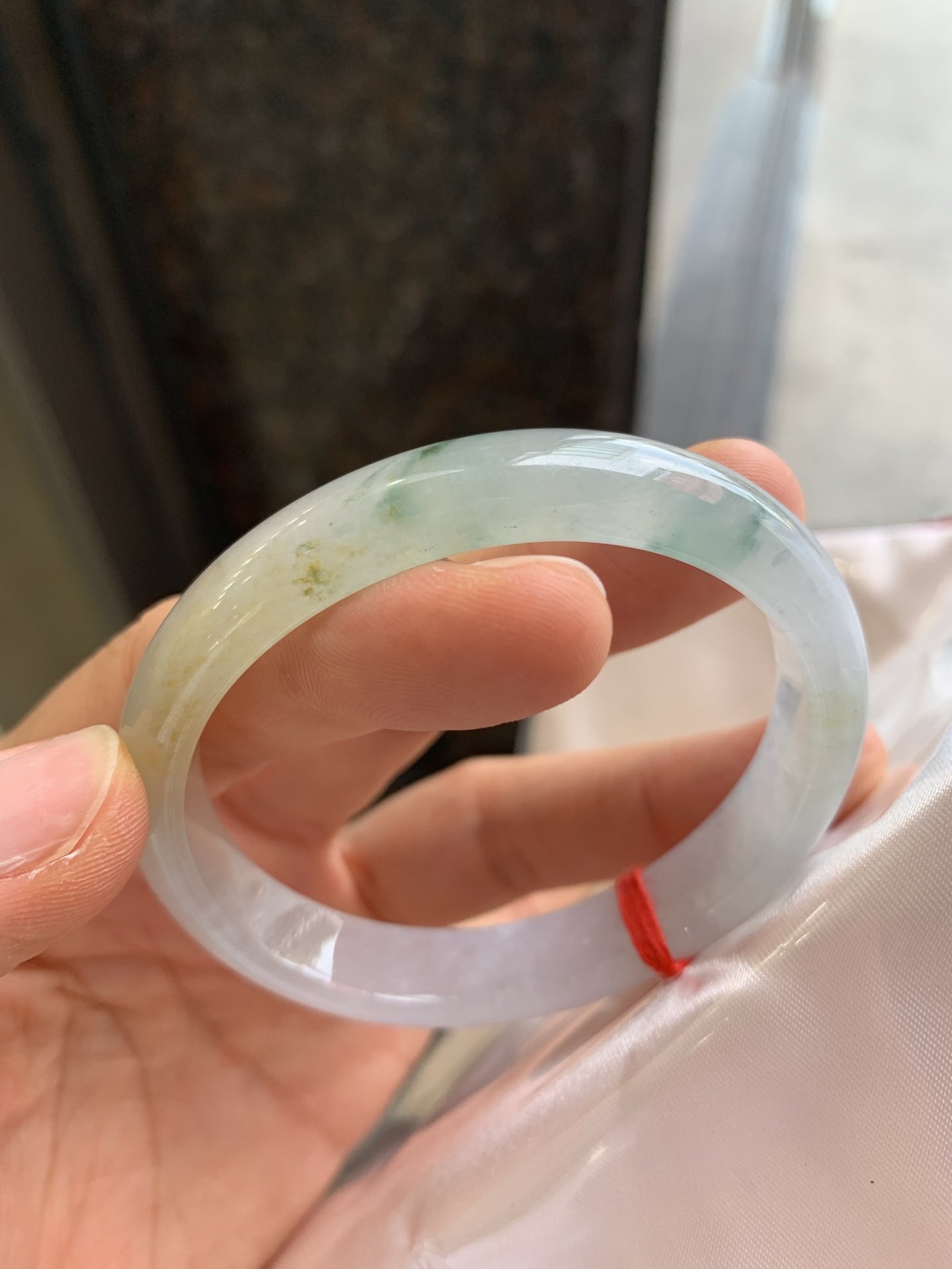 贵妃冰黄翡飘花，有纹，尺寸：55/48/11.4/7，冰润