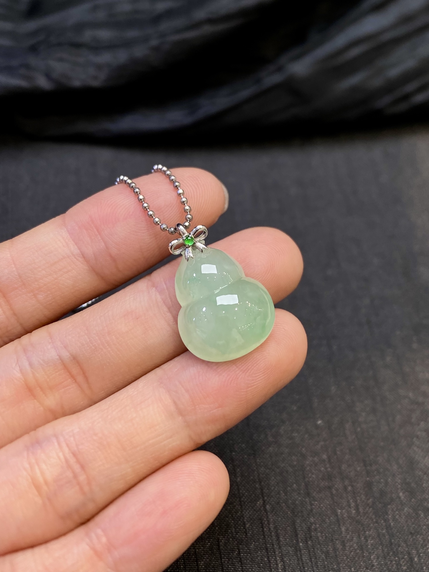 冰果绿葫芦吊坠·金，整·22.5/14.9/7.4mm，裸·18.6/14.9/7.4mm