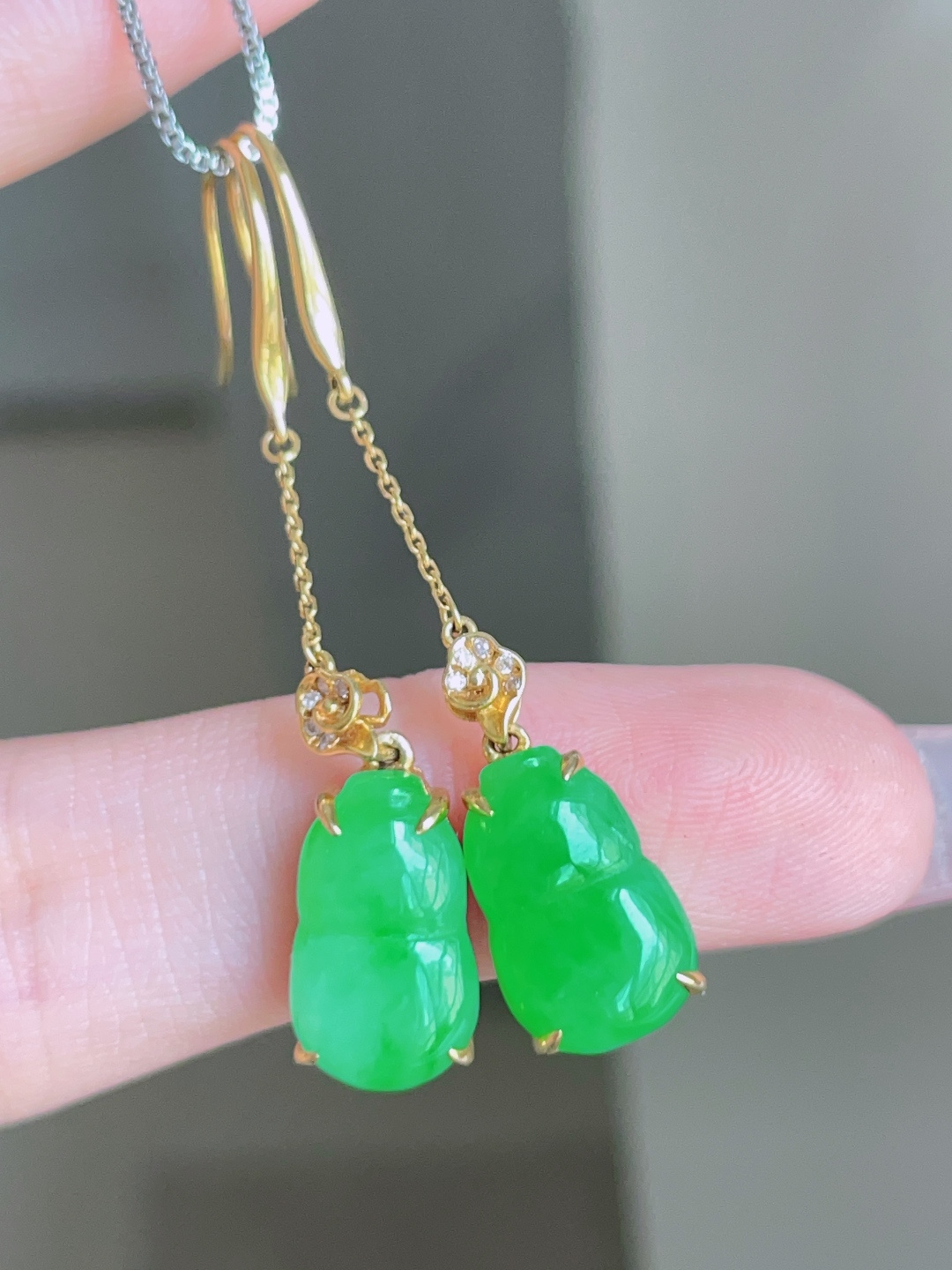 ️ 冰阳绿葫芦耳坠，色泽鲜艳，种老水润，18k金镶嵌 44.1/8/5.9