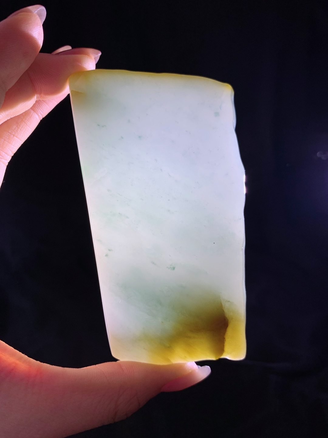 ️冰黄翡/冰晴水牌子料/片料/板料/特色料，可做牌子、人物、山水、动物、花件……等推荐参考，101.2/55/7，102.9克，材料优选，晴水生烟色，黄翡凝暖光。这方冰黄翡料，如将暮春的晴光与浅金融于玉间，冰润的底色漾着远山淡青，边角的暖黄似夕照落溪，清润中带着温柔的暖意，将山野晨昏的灵秀，都凝于这一方方寸之间。