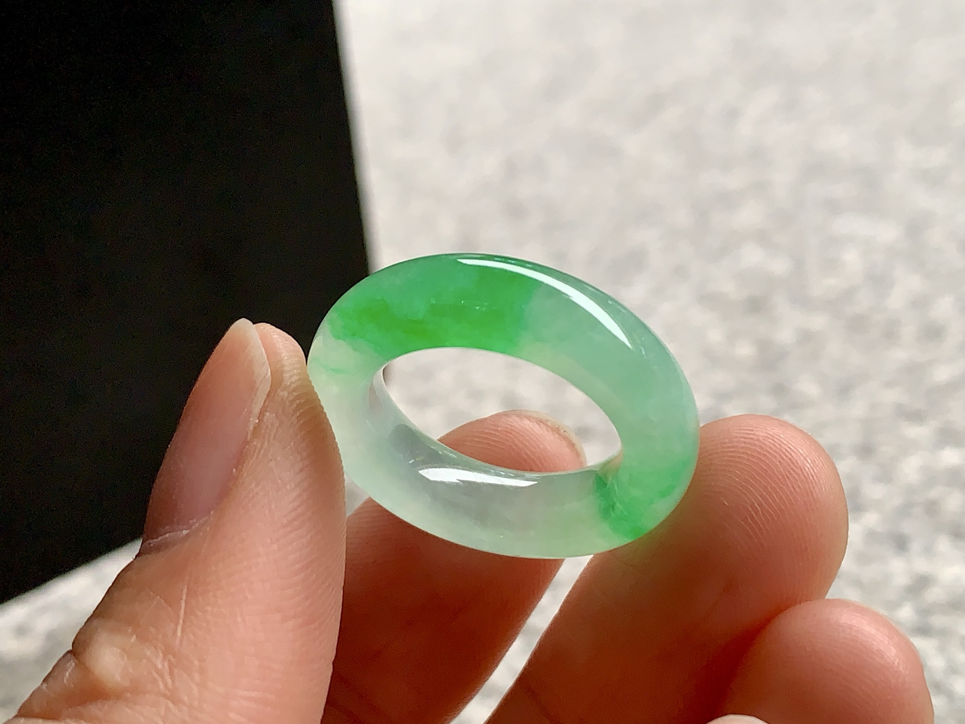 ️ 手指间一抹绿•翡翠戒圈，尺寸6.1×5.1内径16.4圈口11