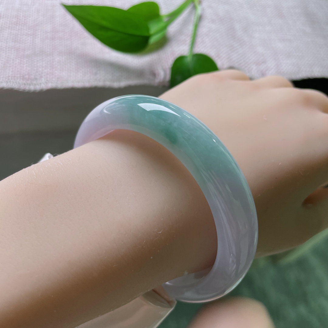 56.7/12.1/8.9，淡紫正圈，飘花点缀，从容自若不失优雅气质，质地温润，无裂，ss50009a