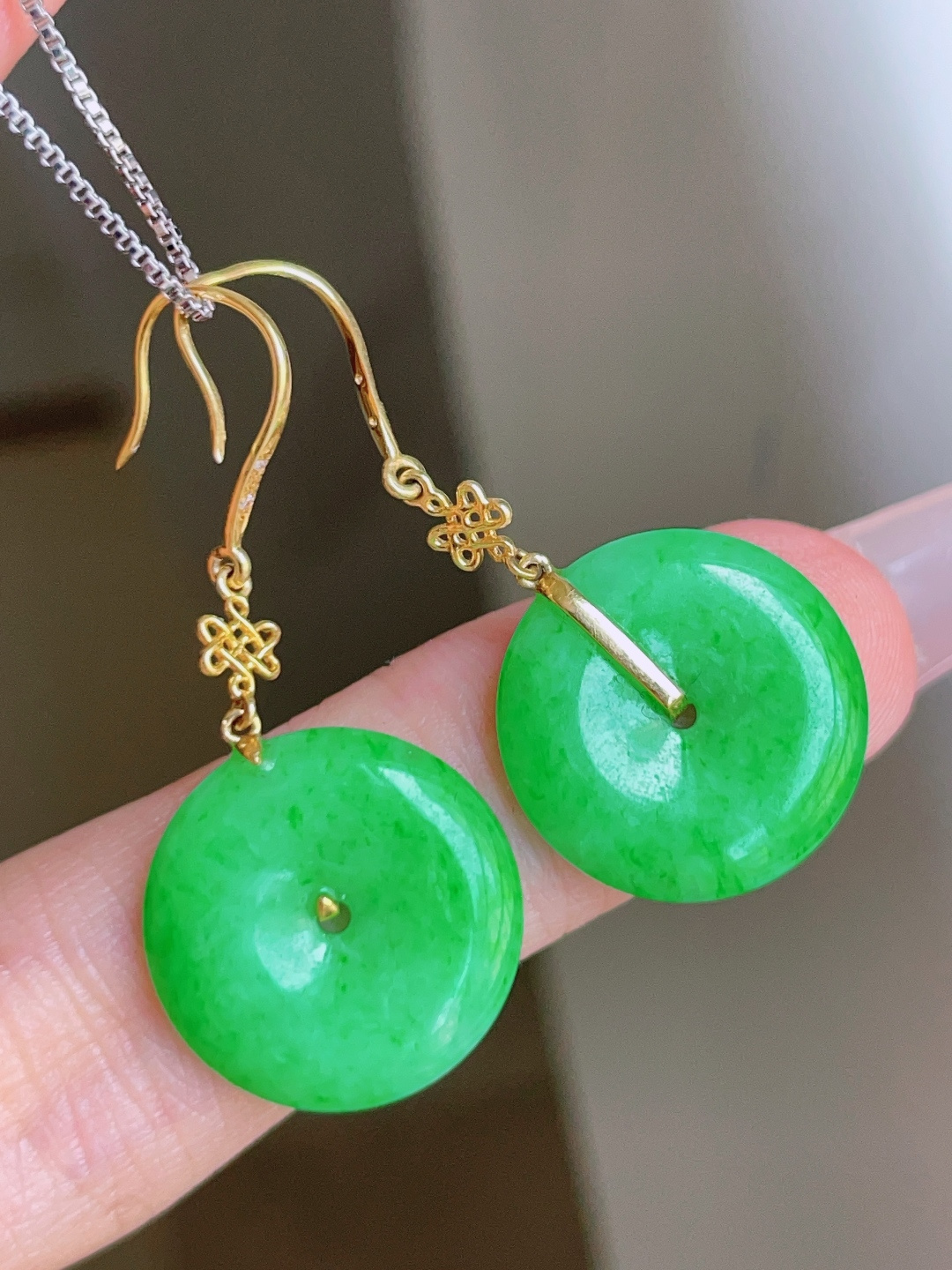 ️ 冰阳绿平安扣耳坠，色泽鲜艳，种老水润，18k金镶嵌 33/16.1/3