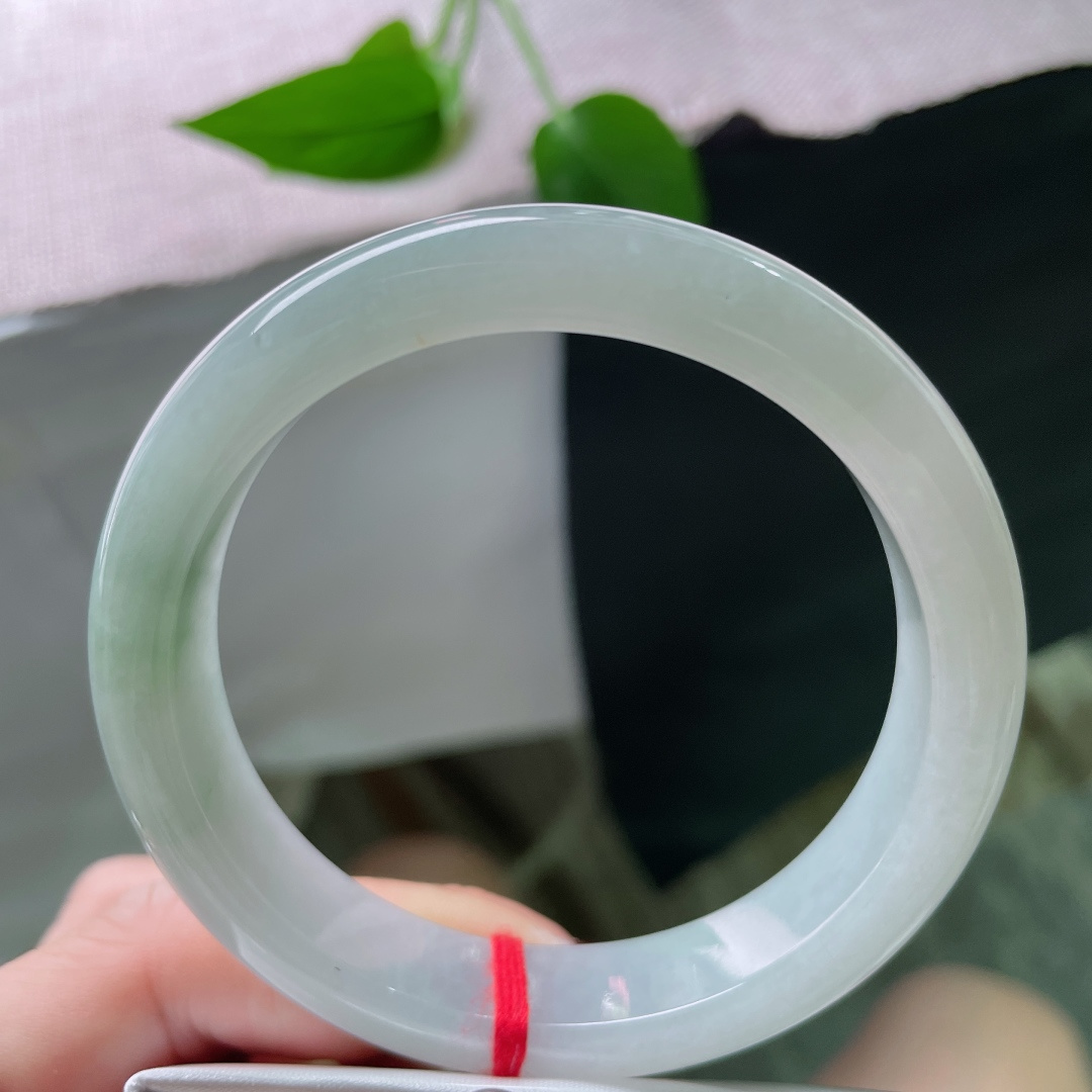 58.1/12.6/8.2，浅绿底正圈，肉质细腻干净，清爽自然，落落大方，无裂，ss51979a