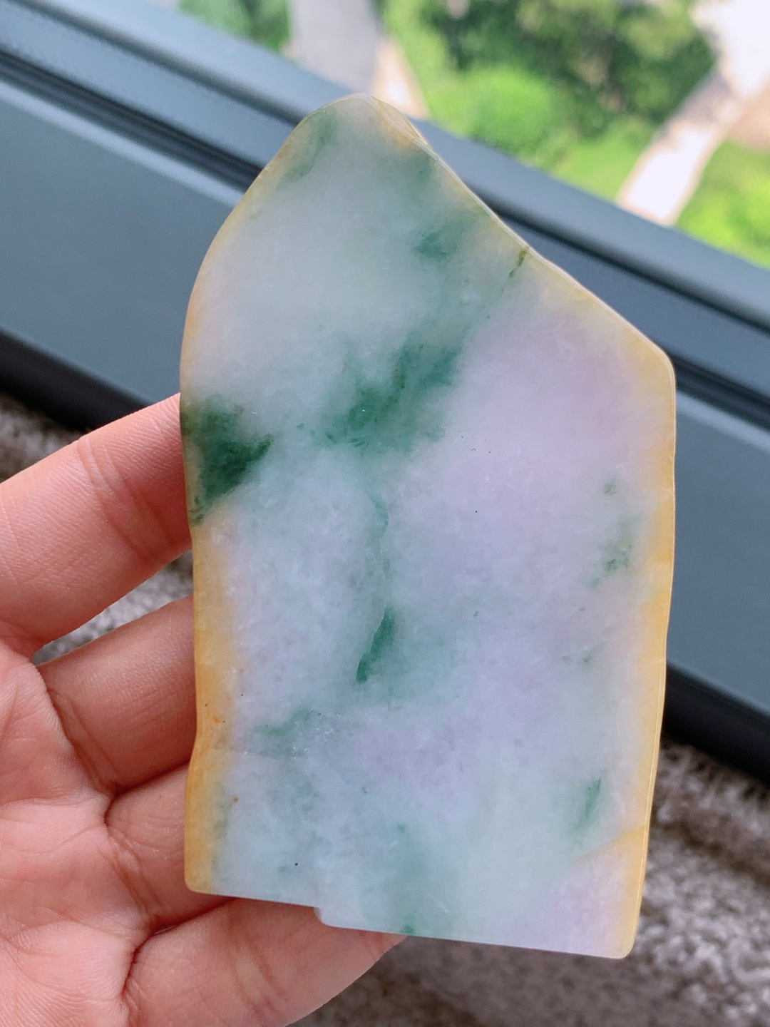 ️冰飘花/冰黄翡/牌子料/片料/板料/特色料，可做牌子、人物、山水、动物、花件……等推荐参考，95.6/54.2/6.9，102.3克，材料优选，紫凝霞彩，翠染云痕，黄融夕照。这方特色料，如将暮春的霞、山涧的云与溪畔的夕照，一同凝于玉间。冰润底色晕染淡紫，飘花似流云漫过，边缘的暖黄如落日轻吻溪岸，清灵中带着三彩交织的层次，将天地间的斑斓意趣，藏进这一方玉料里。