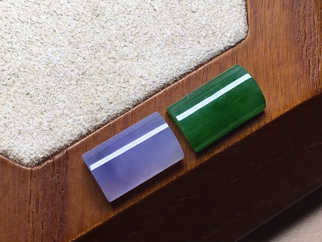 ️ 马鞍形，紫色漂亮，绿色俏丽，种水，无裂，尺寸12.2/7.7/3.6