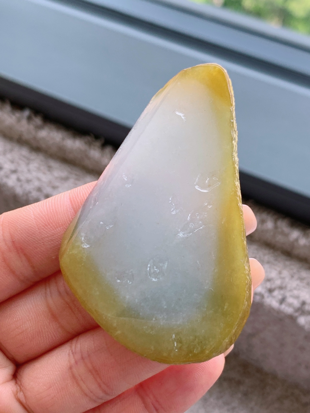 ️冰黄翡/牌子料/片料/板料/特色料，可做牌子、人物、山水、动物、花件……等推荐参考，64.5/42.6/6.3，38.4克，霜凝冰魄里，暖染玉脂边。如将初雪融于溪畔，又落一抹夕照染边，这方冰黄翡料自带清冷与暖柔交织的禅意。冰底莹润似霜，边缘的暖黄似落日轻吻溪岸，清宁中藏着温柔暖意，将山野晨昏的意趣凝于方寸之间。