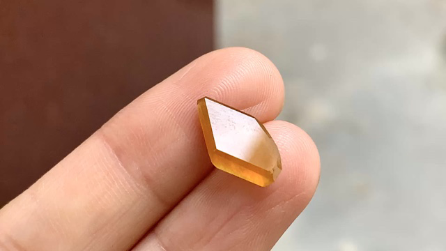 蜜糖黄钻石方块，14*7.8*3，完整