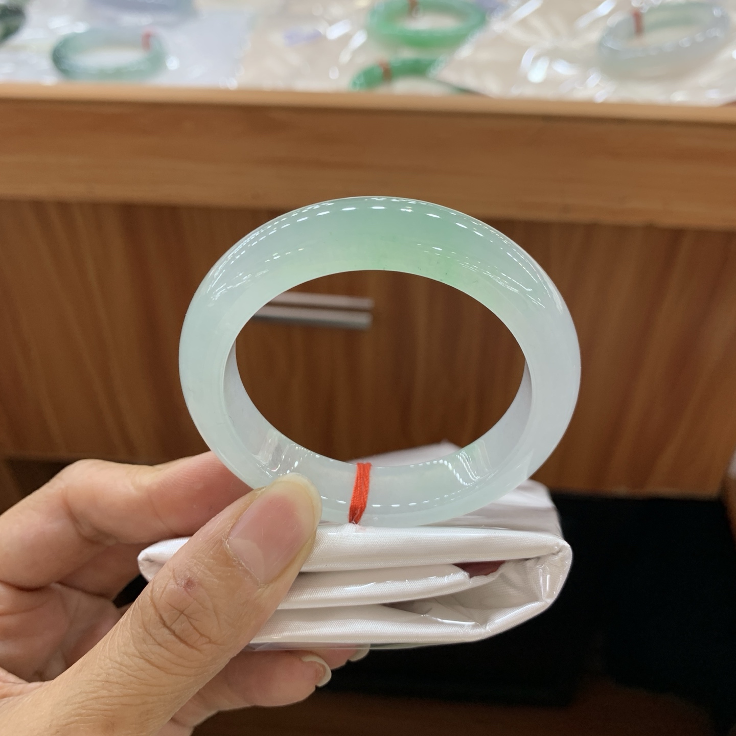 042333JM，冰绿正圈翡翠手镯，50.2/12.1/8.3