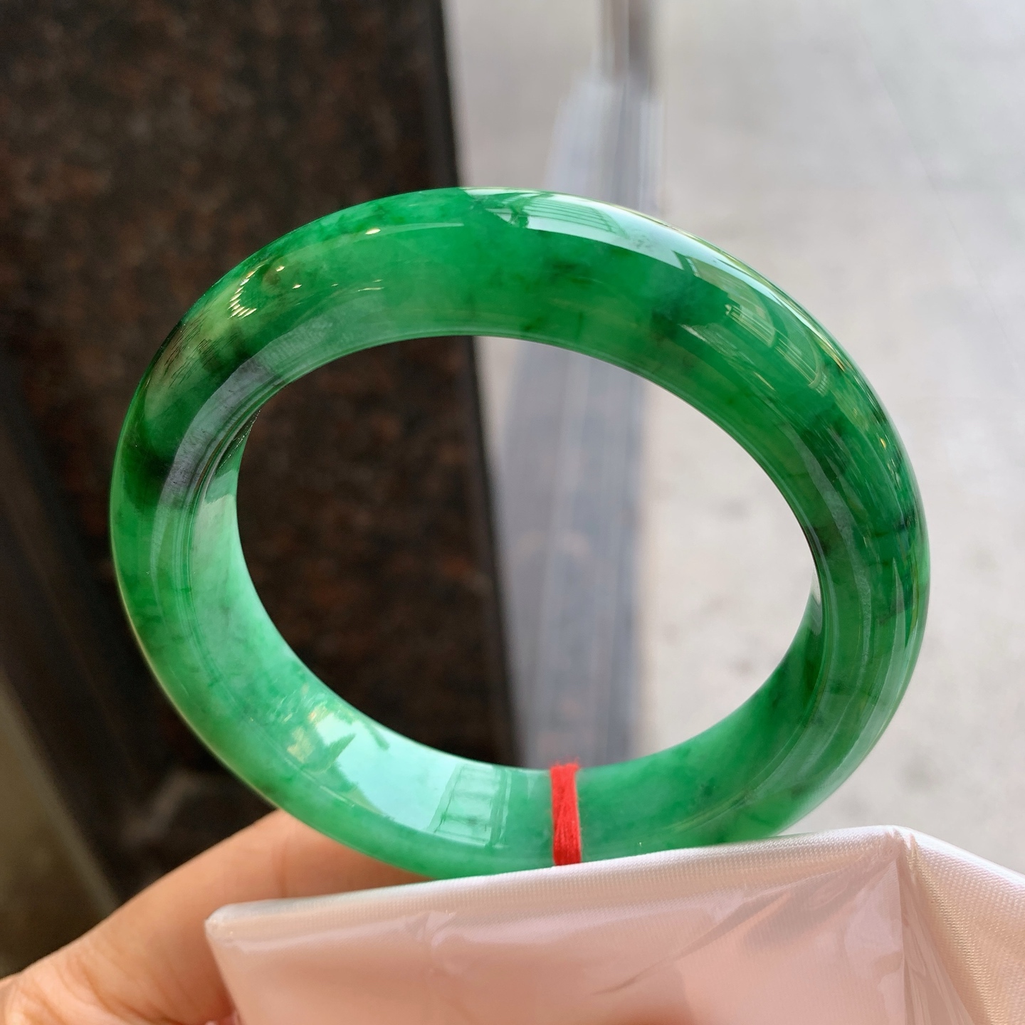 正圈满色，表皮微瑕疵，尺寸：58.3/13.5/10，色辣