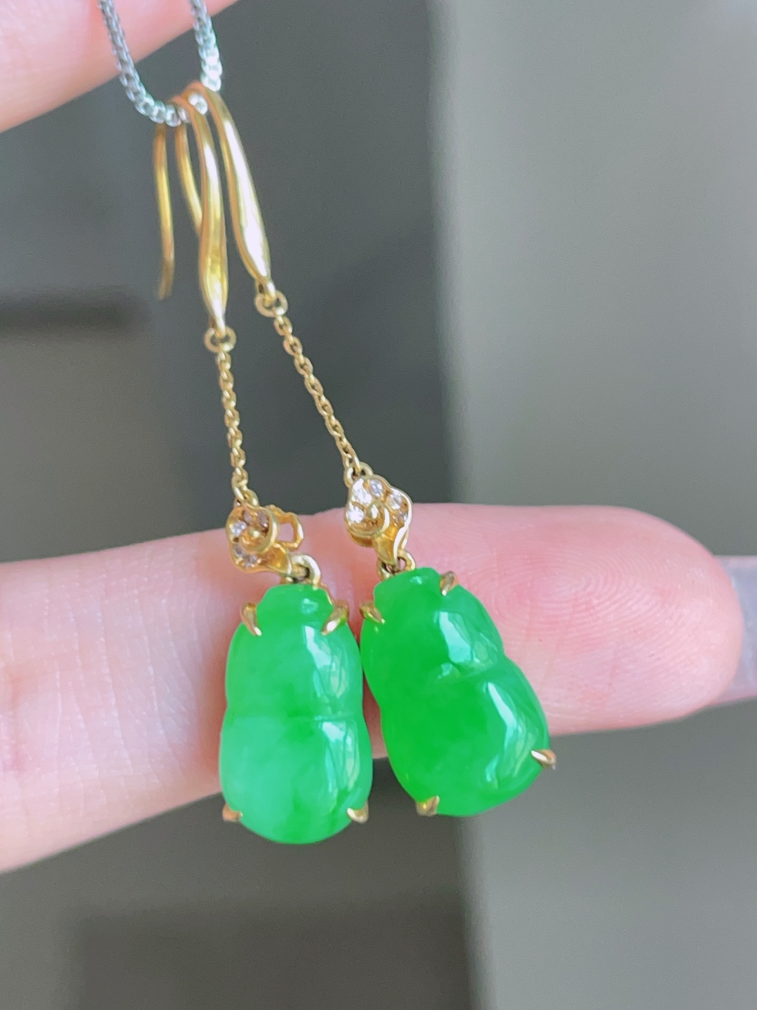 ️ 冰阳绿葫芦耳坠，色泽鲜艳，种老水润，18k金镶嵌 44.1/8/5.9