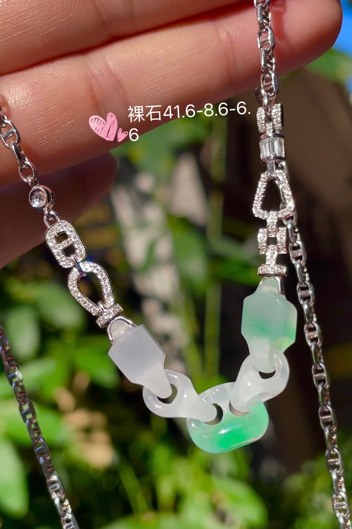 【金丝甜绿，环扣项链】大件饱满，通透水润，玉质细腻，翠色鲜艳，18k金奢华钻石镶嵌，41.6-8.6