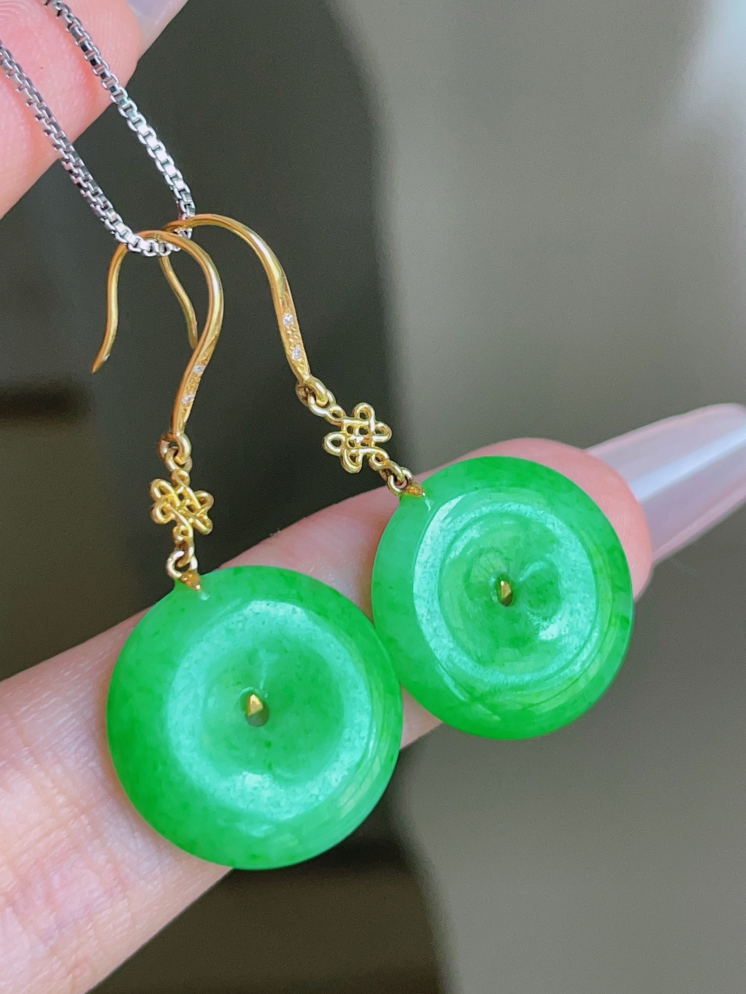 ️ 冰阳绿平安扣耳坠，色泽鲜艳，种老水润，18k金镶嵌 33/16.1/3