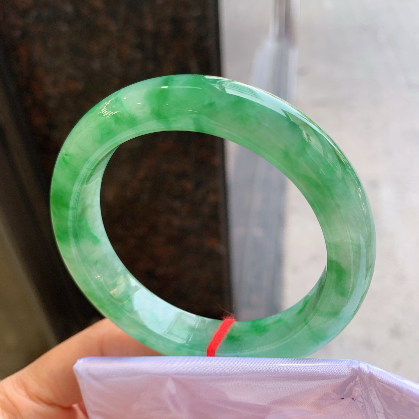 正圈冰种飘花 微晶体结构 尺寸：58.6/12.6/9.6 色好