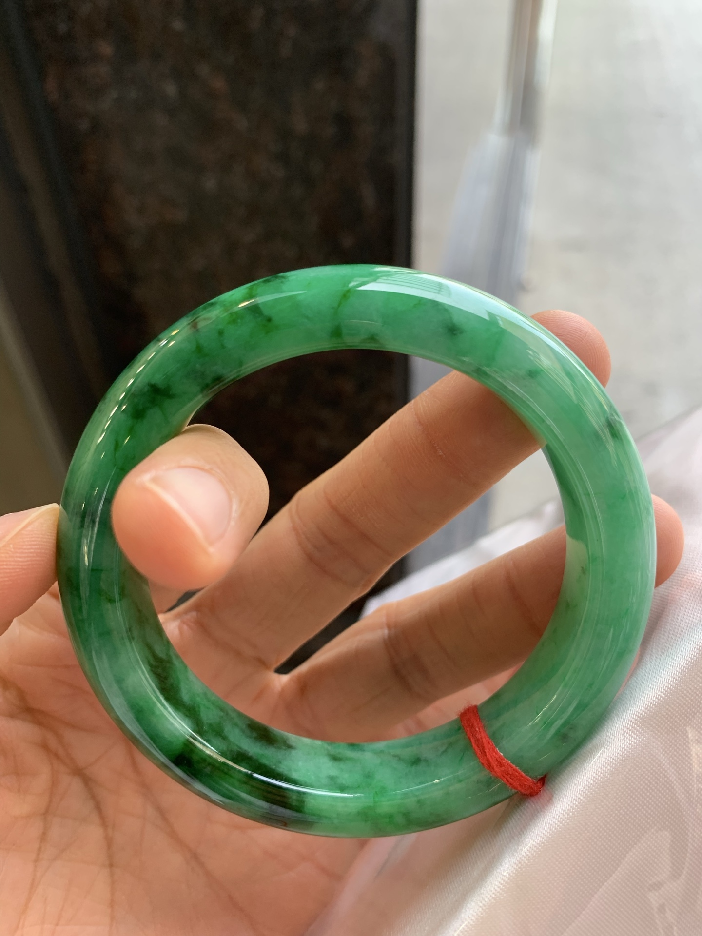 正圈满色，表皮微瑕疵，尺寸：58.3/13.5/10，色辣