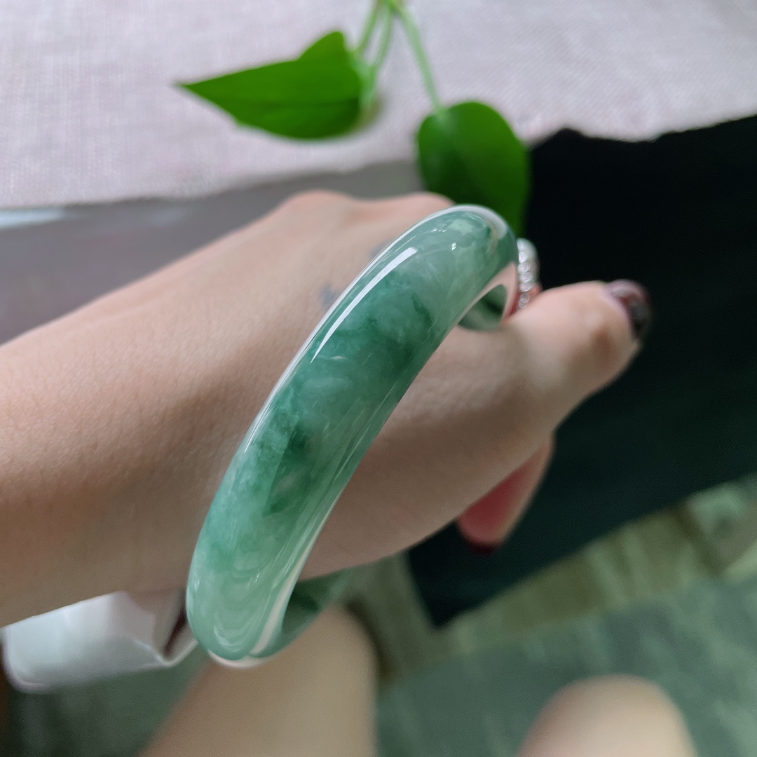 57/12.3/7.8，飘花正圈，水润细腻，佩戴沉稳内敛，不失大气婉约，无裂，ss51334a