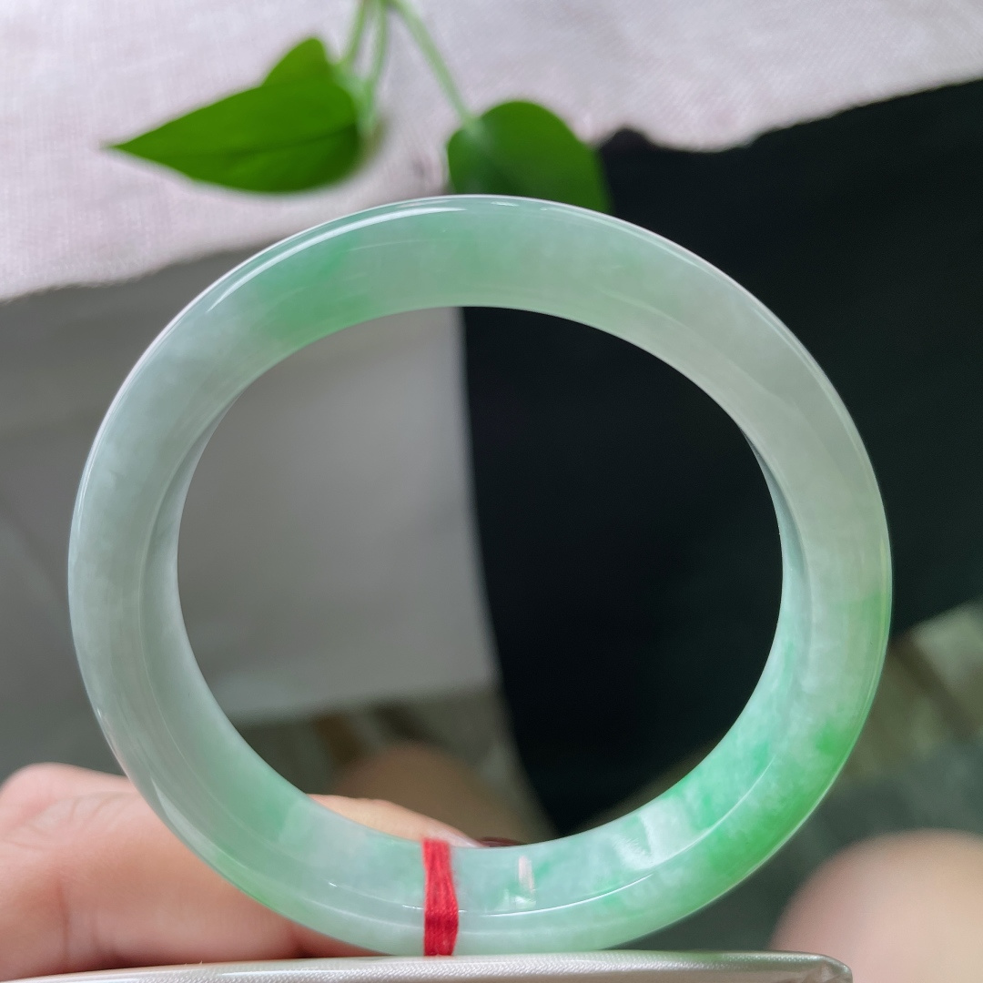 54.2/11/7.4飘绿正圈，水润，翠色鲜活，灵气逼人，俏丽若三春之桃，有棉线，ss51280a