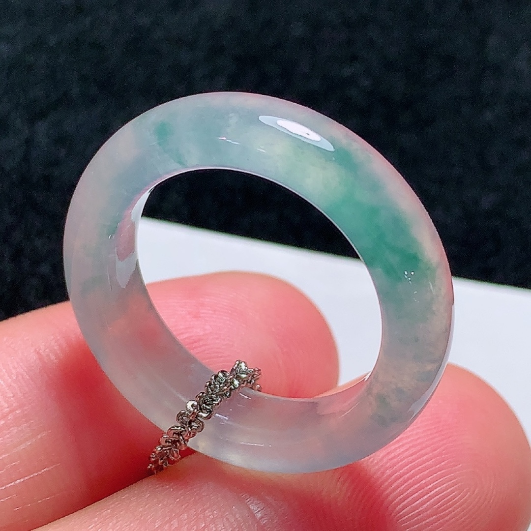 ️冰种飘花指环，种老水头好，又冰又润，饱满无裂，尺寸：26.5/5.9/4.2mm，圈口：18号，编号
