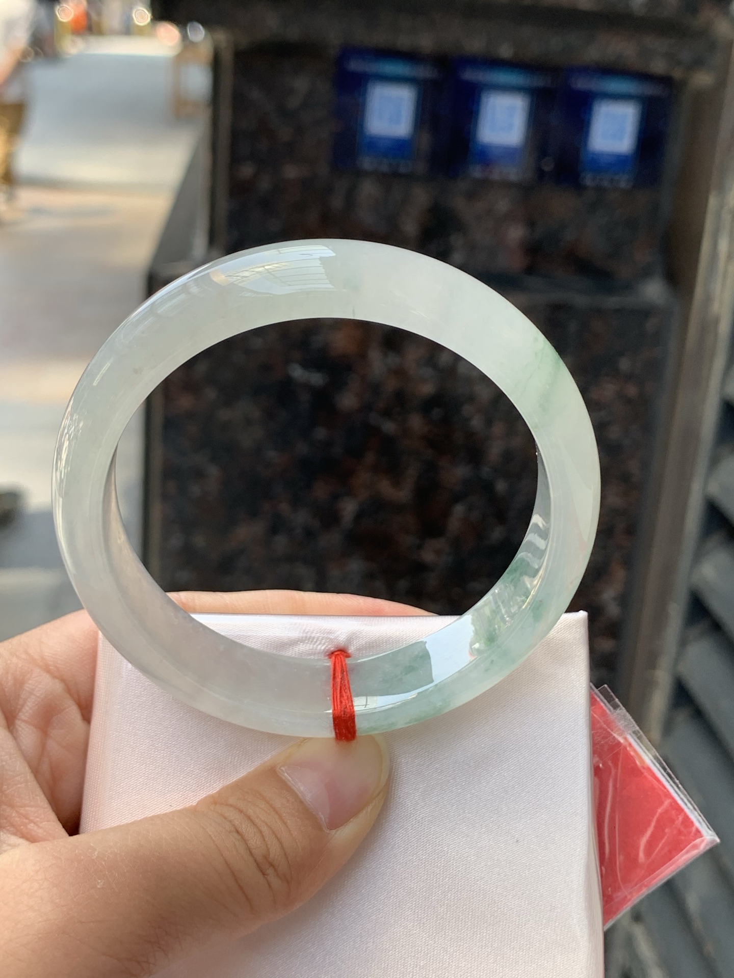 冰飘花正圈，57.6/13.9/7.5，0425-N483，无裂，打灯棉线，底妆冰透细腻，冰底中开出了朵朵兰花，飘花灵动飘逸，半山半水，勾勒出一幅唯美诗意的山水意境画，古典优雅。