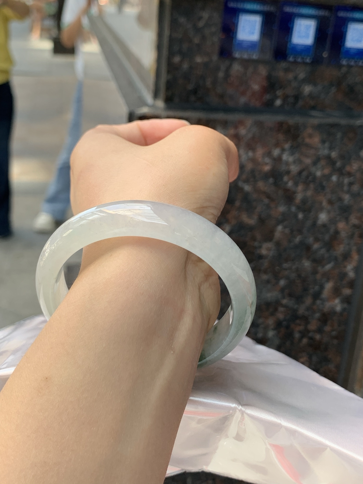 冰飘花正圈，57.6/13.9/7.5，0425-N483，无裂，打灯棉线，底妆冰透细腻，冰底中开出了朵朵兰花，飘花灵动飘逸，半山半水，勾勒出一幅唯美诗意的山水意境画，古典优雅。